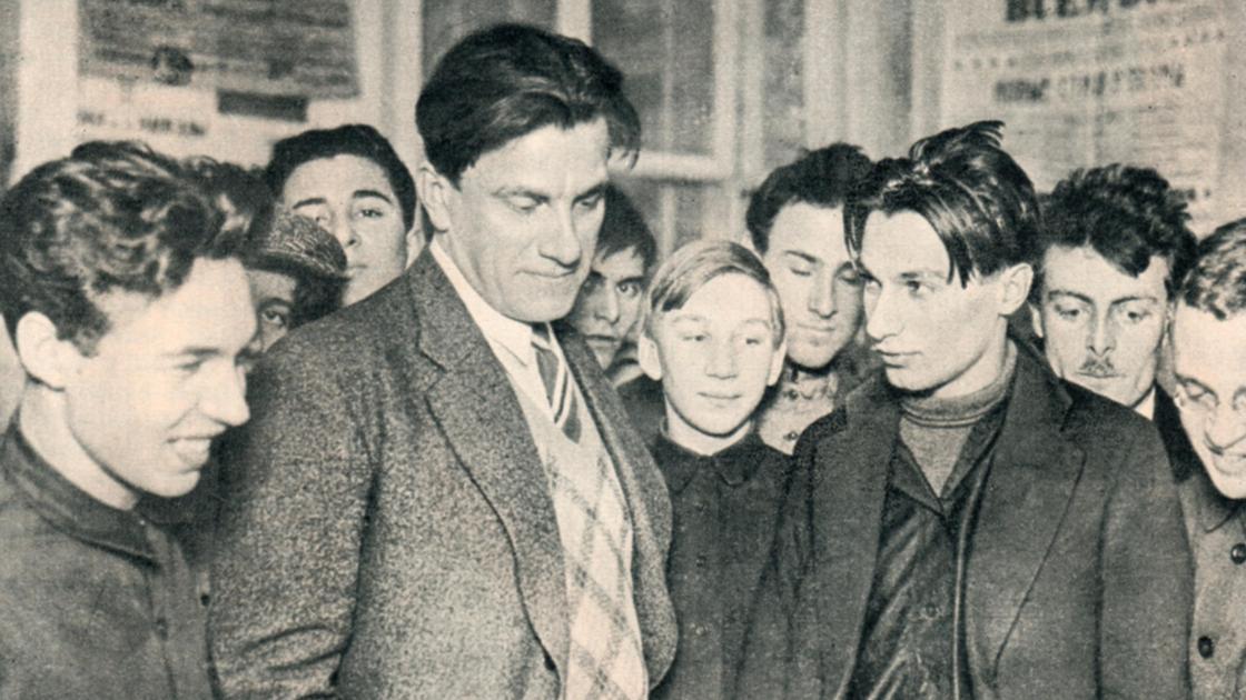Маяковский и молодежь Маяковский и молодежь