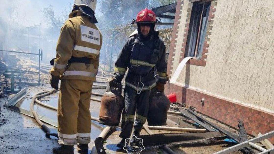 Пожарные вынесли баллоны из огня