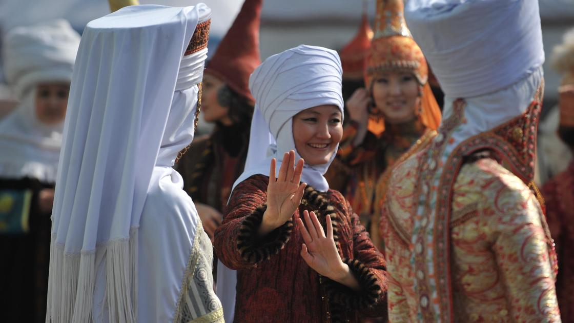 Танцующие люди в казахских национальных костюмах