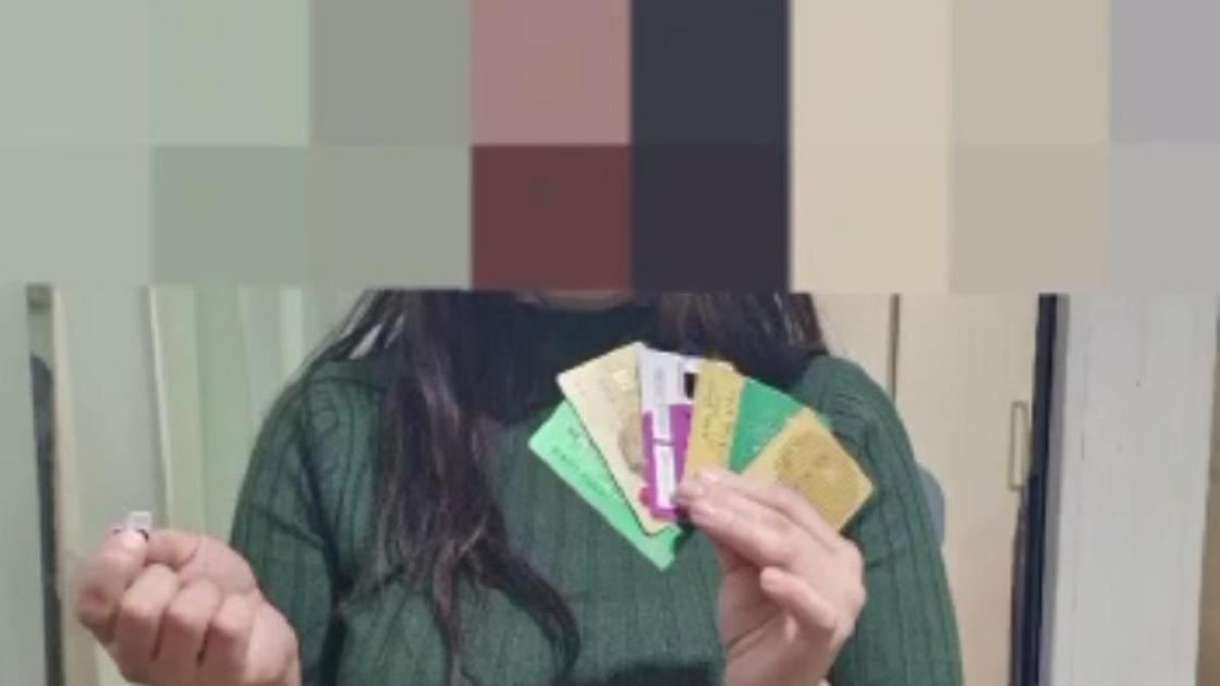 Женщина держит банковские карты в руках