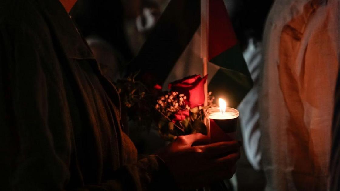 Женщина скорбит по жертвам в Газе