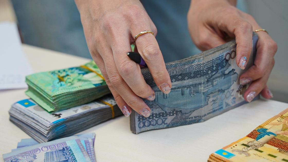 Женщина держит деньги в руках