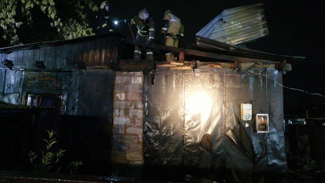 Пожарные на крыше дома в Астане