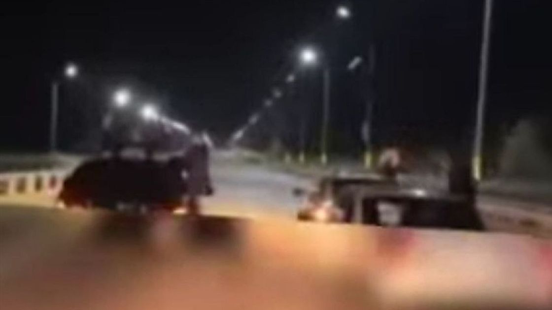 Водители и пассажиры высовываются из окон авто