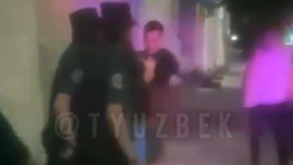 Полицейские задерживают мужчину в Самарканде