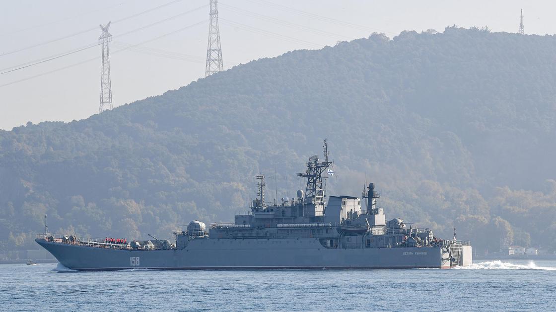 Военный корабль в Черном море