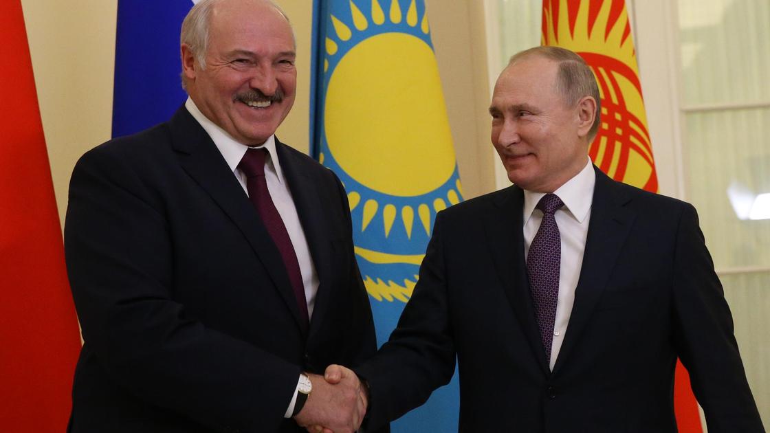 Владимир Путин и Александр Лукашенко жмут руки