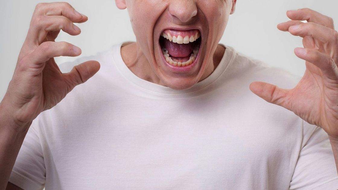 Мужчина кричит