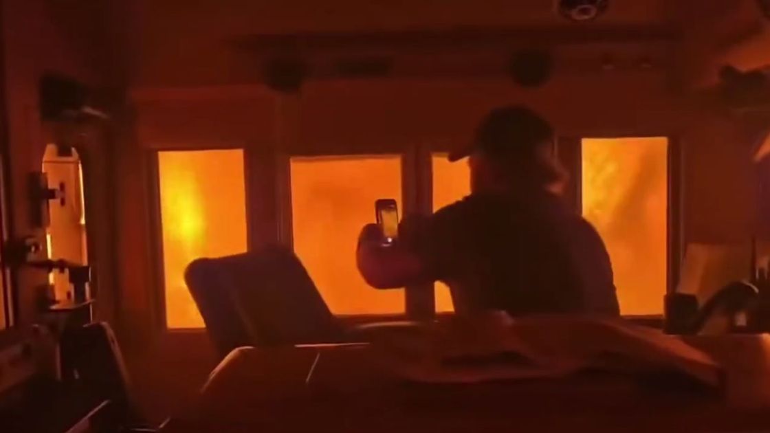 Поезд посреди лесного пожара