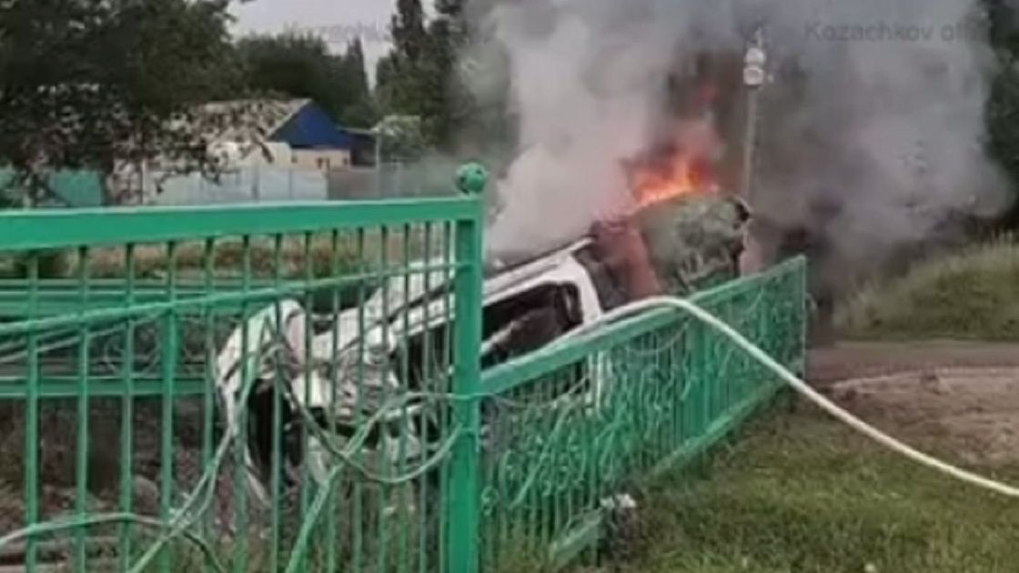Перевернутый автомобиль горит