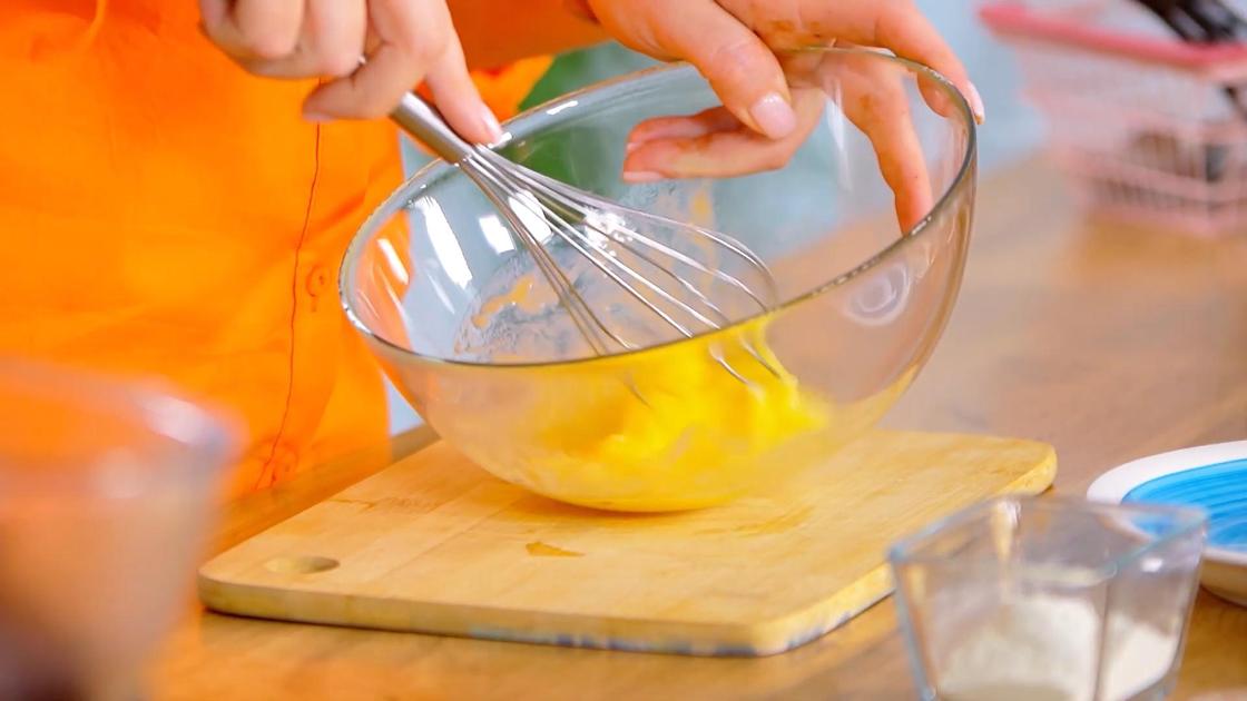В стеклянной миске смешивают яйца с сахаром
