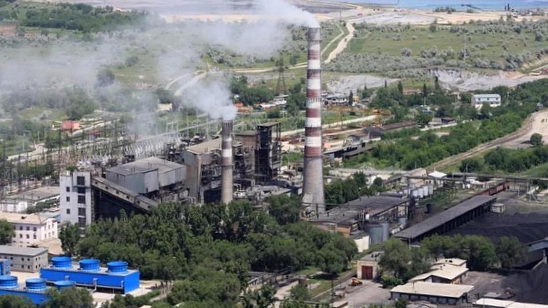 Дым идет из трубы ТЭЦ