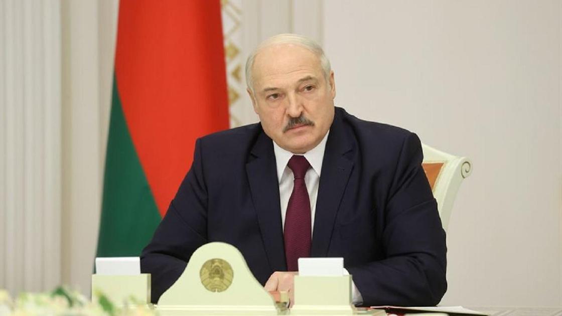Александр Лукашенко за столом Александр Лукашенко за столом