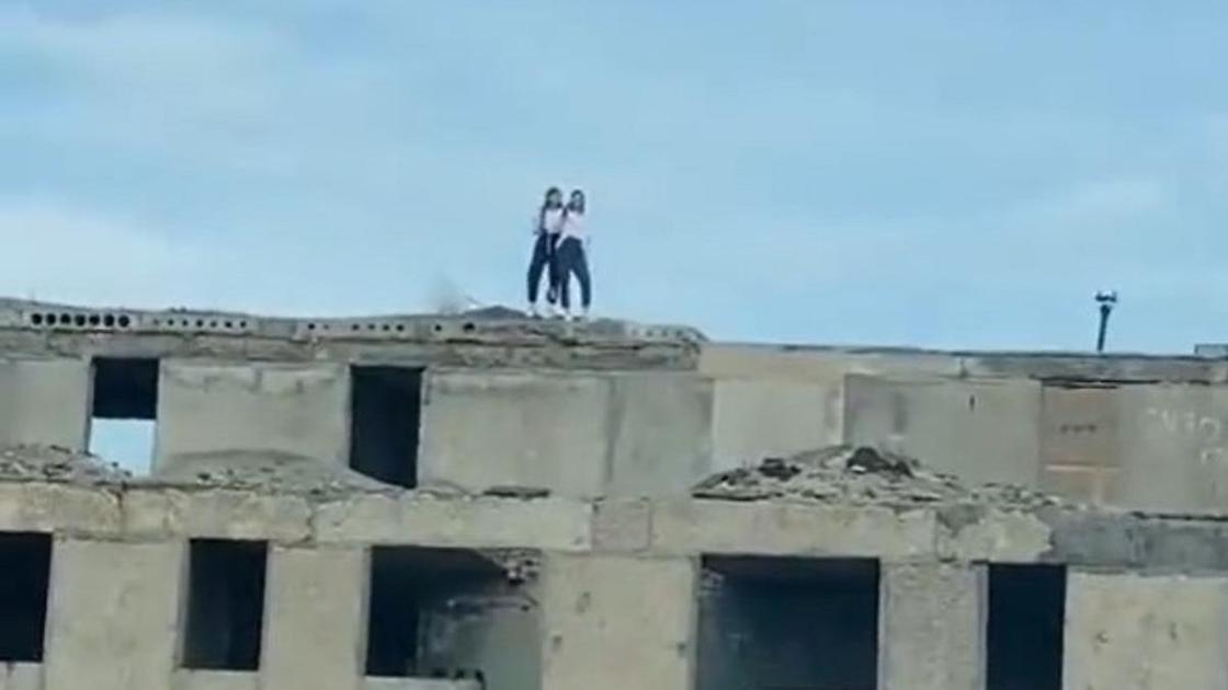 Девочки на крыше в Темиртау
