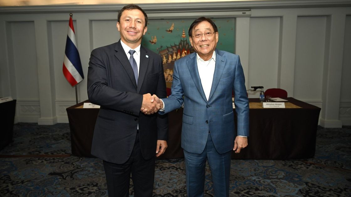 Геннадий Головкин и глава Asian Boxing Пичай Чунхаваджиро