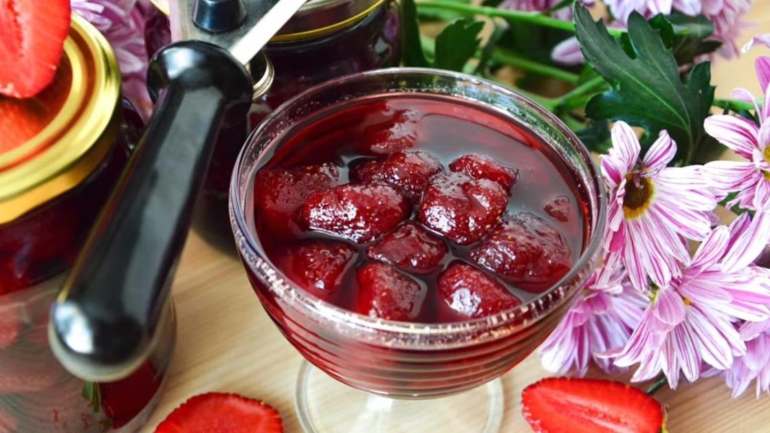 Клубничное варенье в креманке Клубничное варенье в креманке