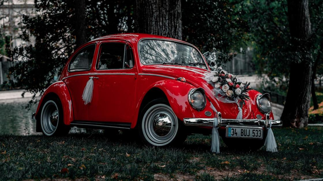 Красная свадебная машина