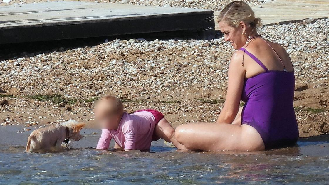 Кэти Перри с дочерью на пляже