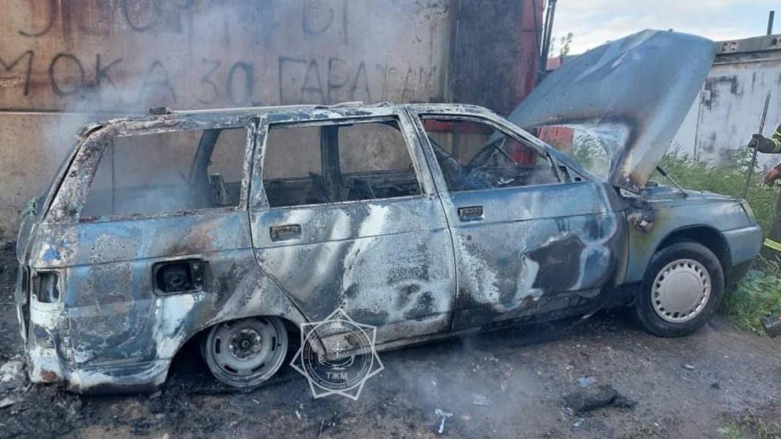 Сгоревший автомобиль в Павлодаре