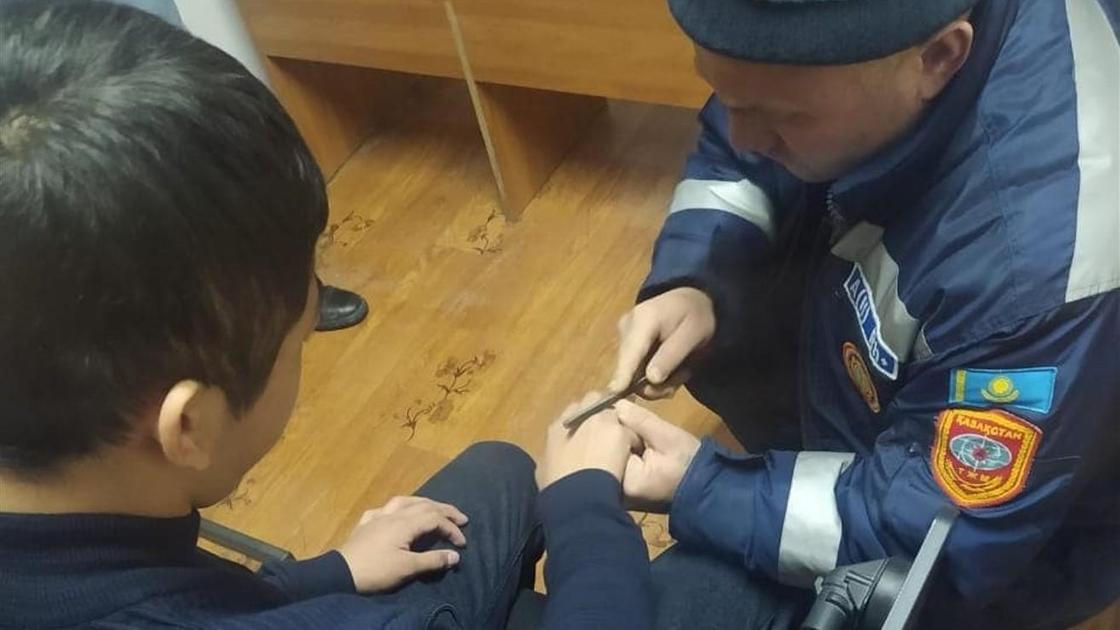 Спасатель снимает кольцо с пальца подростка Спасатель снимает кольцо с пальца подростка