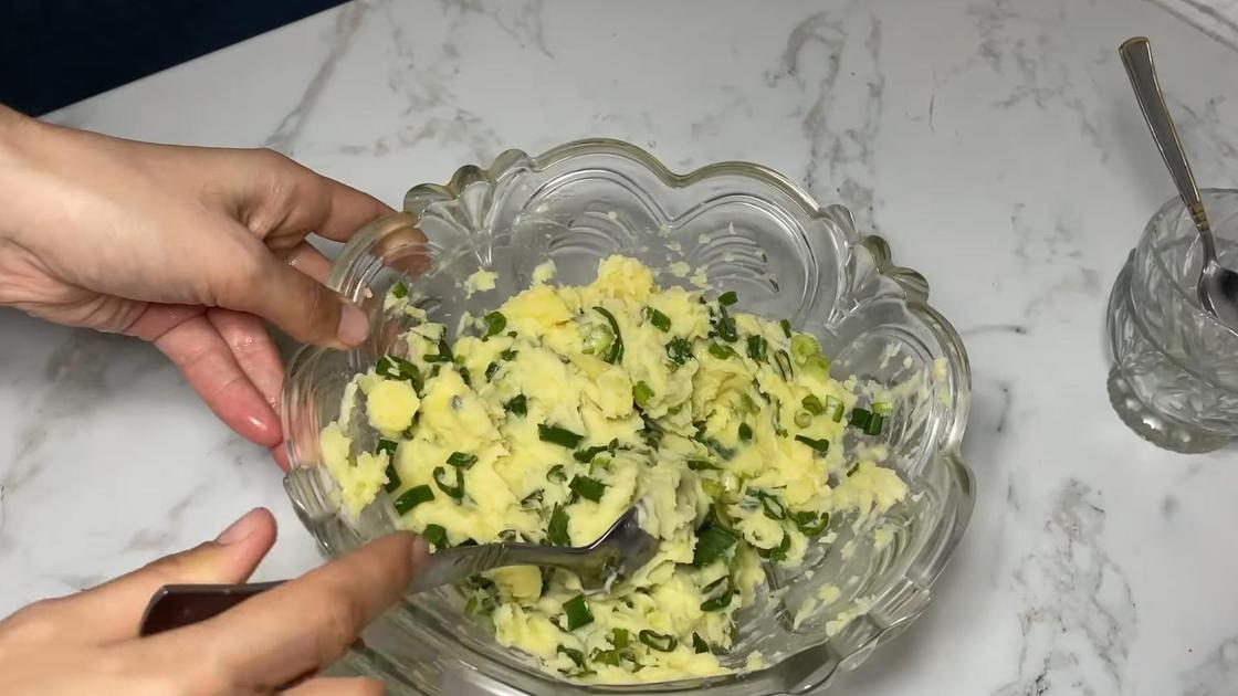 В стеклянном салатнике смешивают пюре с зеленью