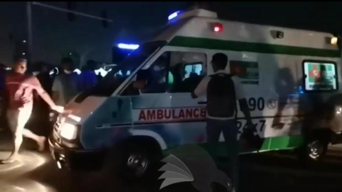 Карета скорой помощи увозит пострадавших во время беспорядков