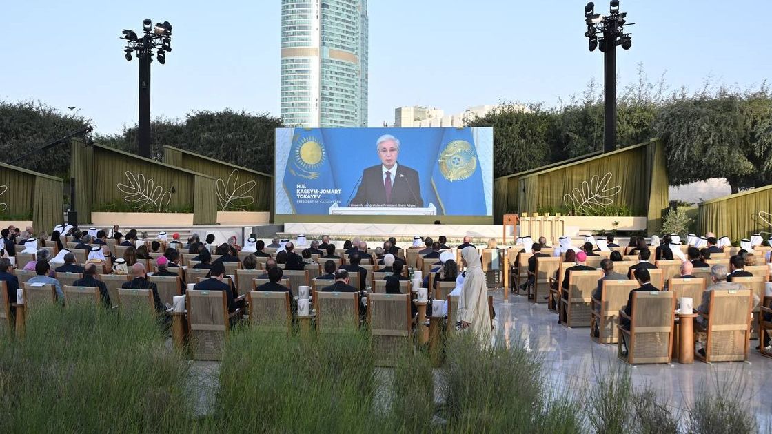 Тоқаевтың "Адамзат бауырластығы" сыйлығын тапсыру рәсіміндегі бейнеүндеуі