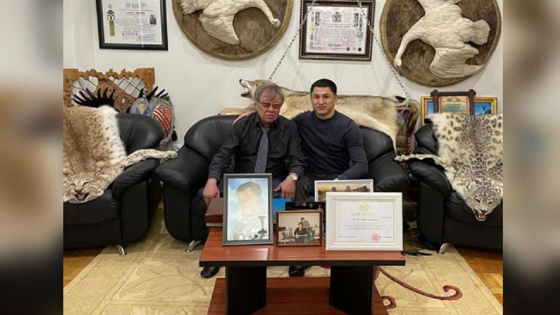 Известные казахстанцы сфотографировались со шкурами животных