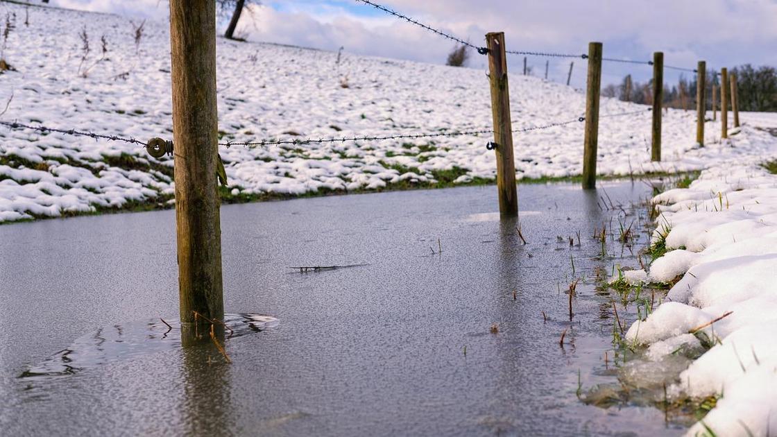 Уровень воды поднялся в реке