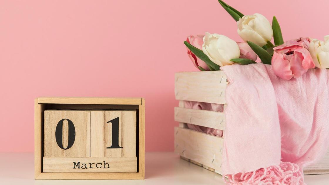 Цифры календаря на март и коробка с тюльпанами