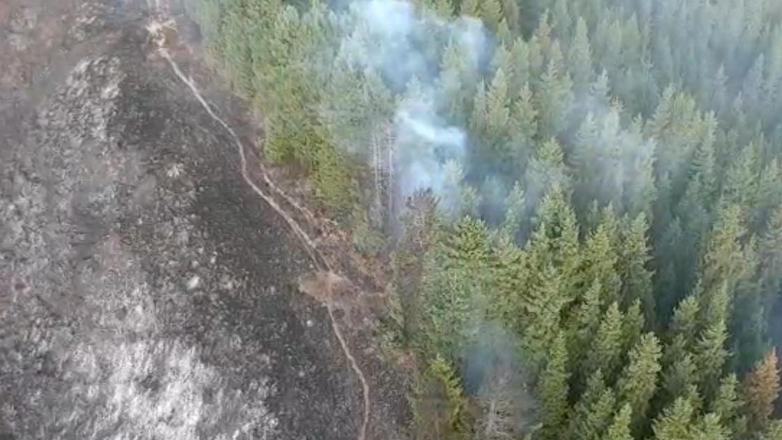Пожар тушат в Аксайском ущелье