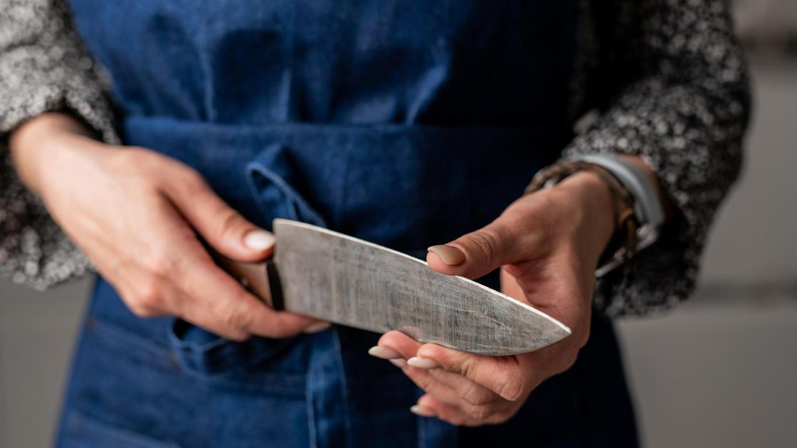 Женщина держит нож в руках