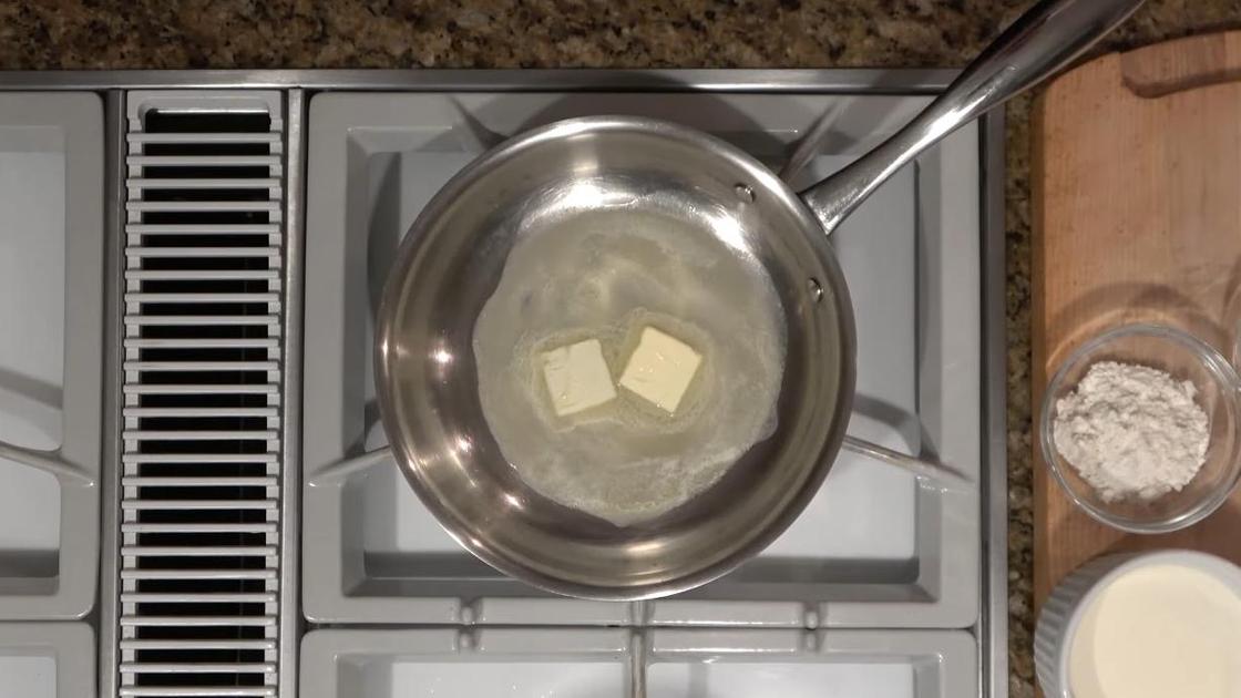 Масло тает на сковороде