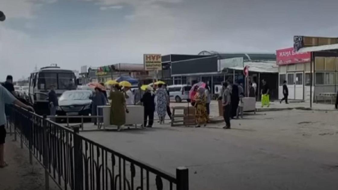 Люди перекрыли дорогу