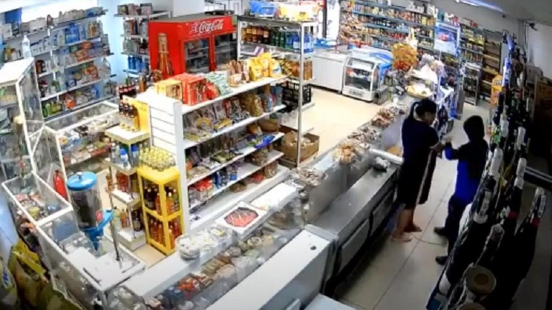 мужчина напал на женщину в магазине