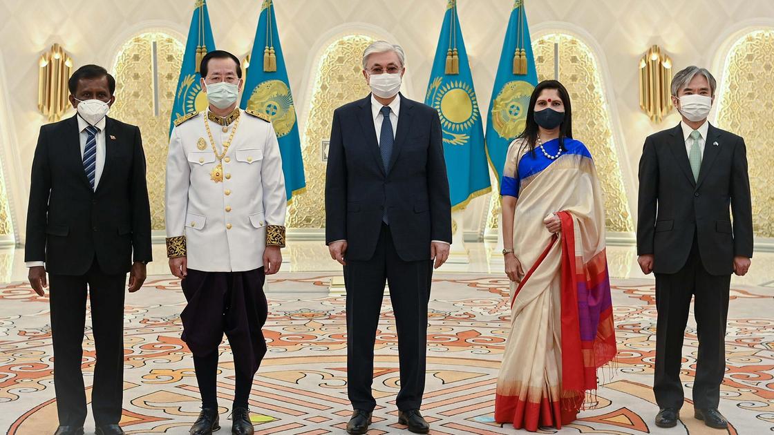 Президент Казахстана Касым-Жомарт Токаев на фото с послами Японии, Индии, Камбоджи и Шри-Ланки