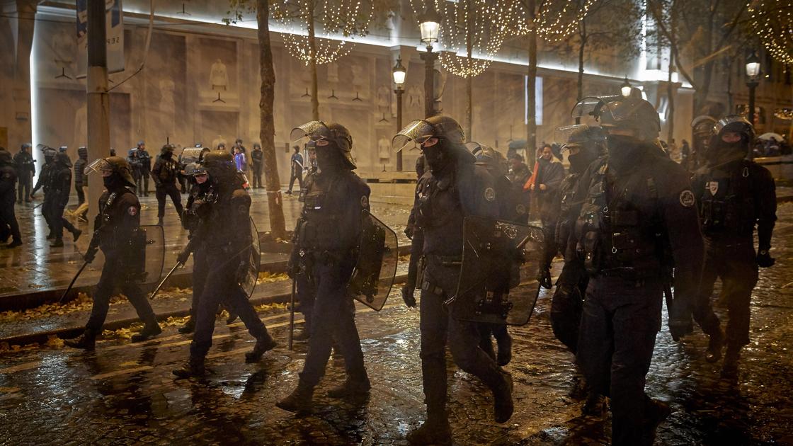 Французская полиция наготове в Париже в день беспорядков
