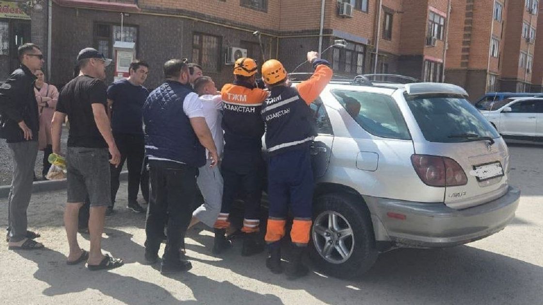 Спасатели вскрывают автомобиль