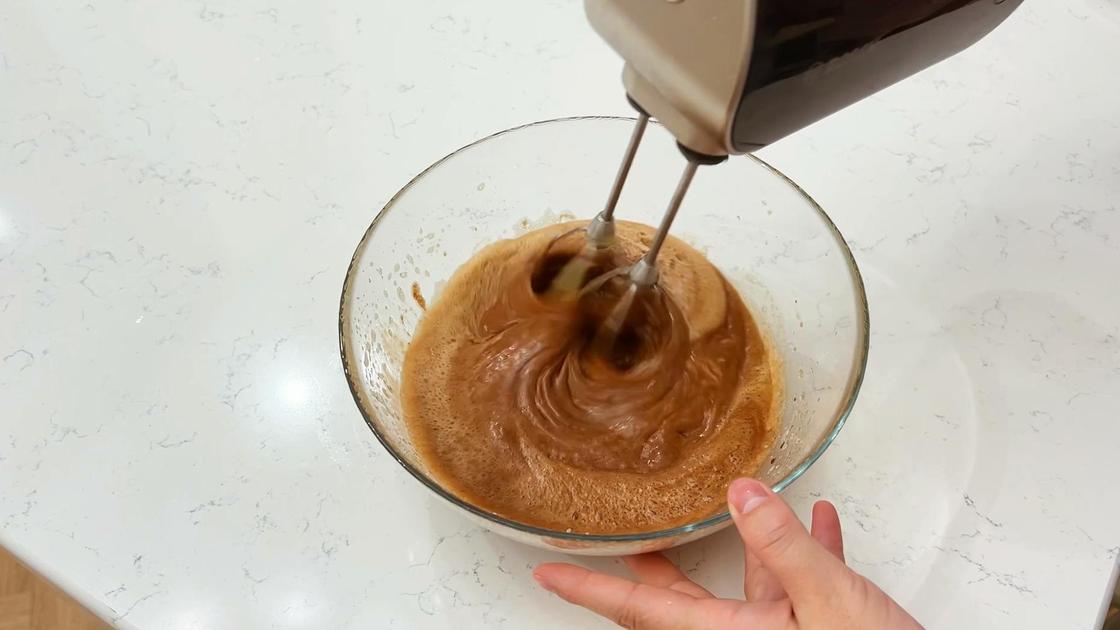 Соединение шоколадной и яичной массы с медом