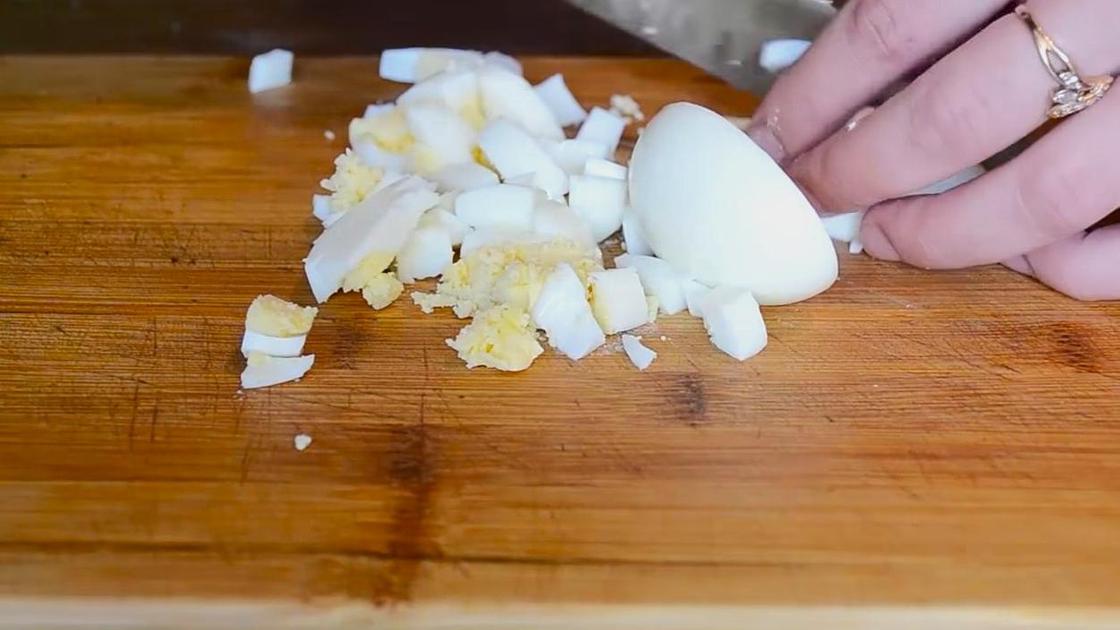 Нарезка яиц для салата