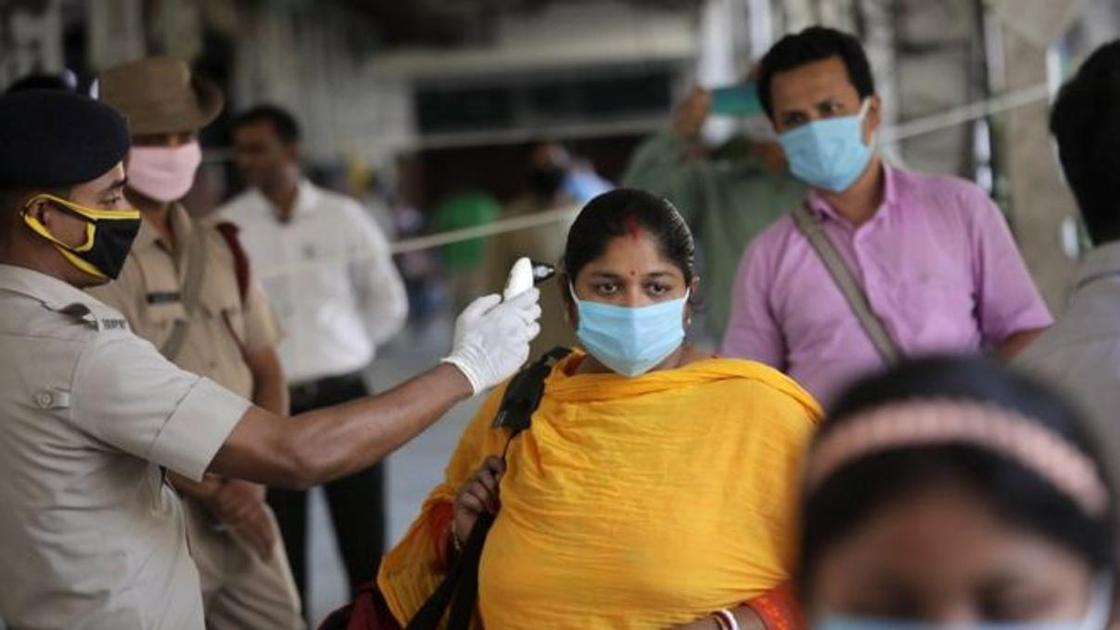 Коронавирус в мире: индийцам предписали не выходить из дома три недели