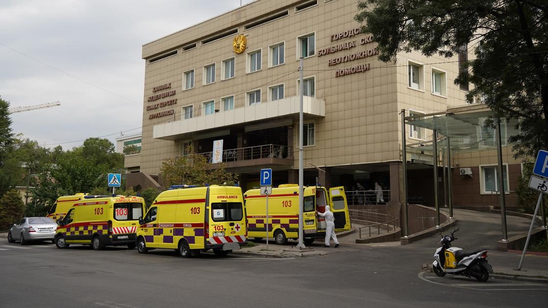Машины скорой помощи рядом с больницей