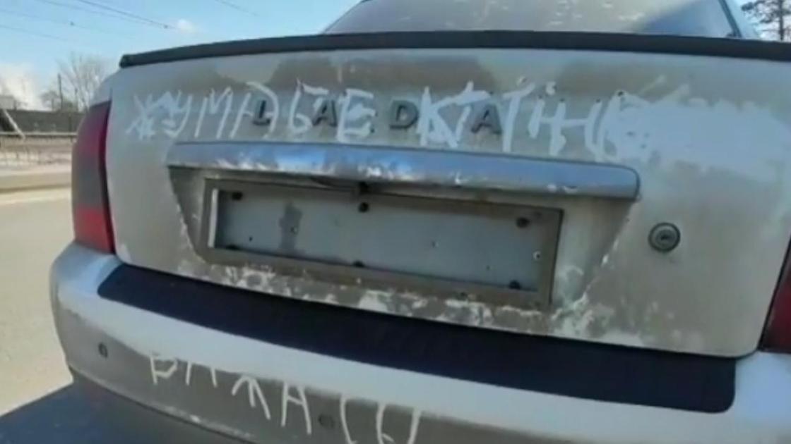 Надпись "Свояк Жумабека" нанесли на заднюю часть машины