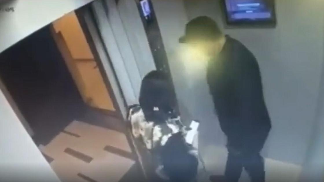 Женщина и нарушитель в лифте