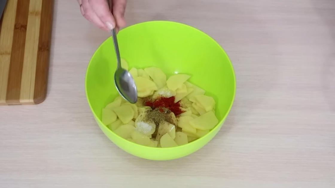 К картофелю в миску ложкой добавляют сухие специи