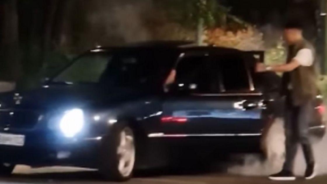 Водитель Mercedes