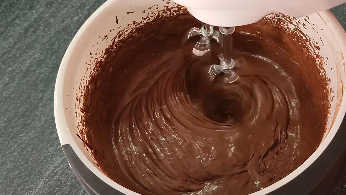 Взбивание шоколадного заварного крема миксером в глубокой миске