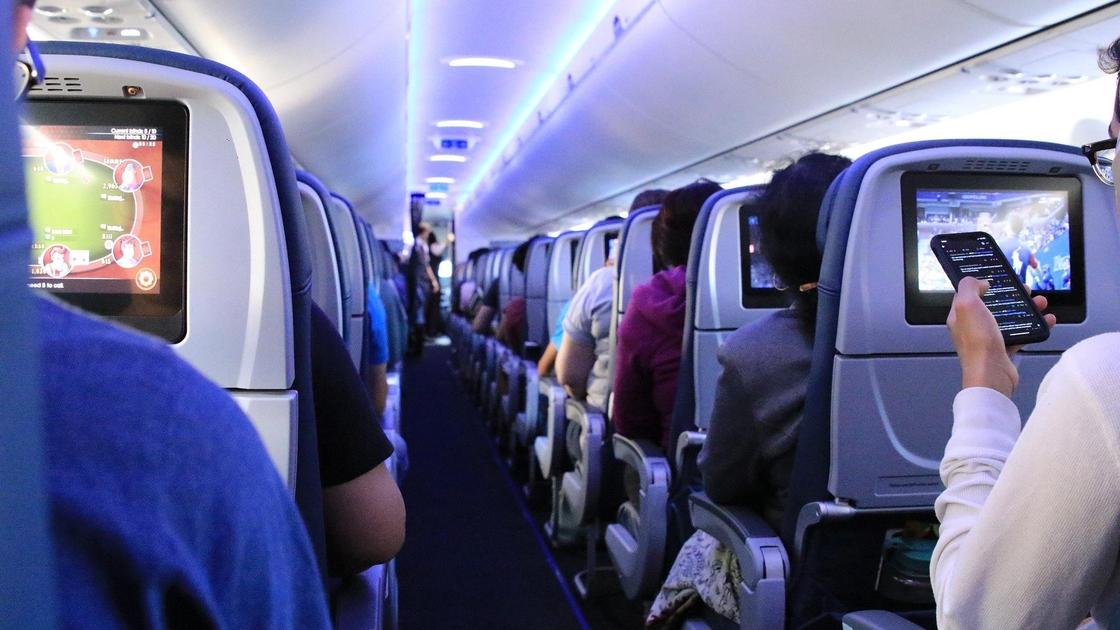 Пассажиры летят в самолете
