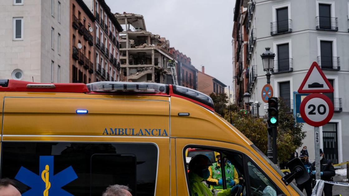 Машина скорой помощи стоит у места взрыва