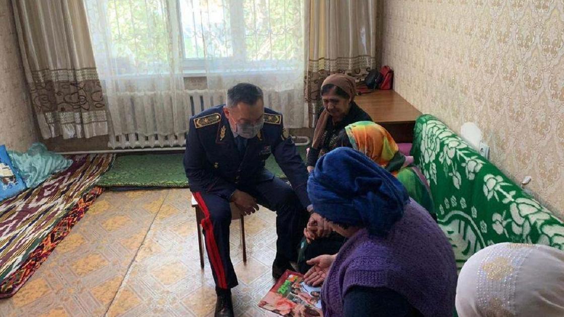 Замглавы МВД с семьями погибших полицейских Замглавы МВД с семьями погибших полицейских